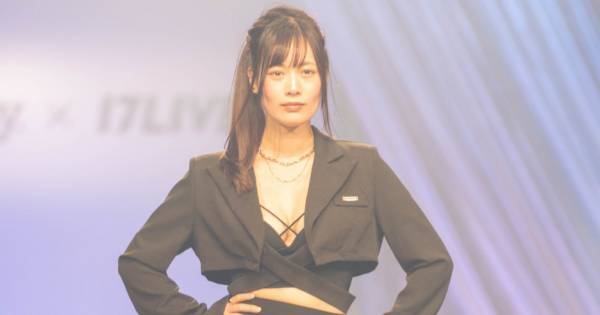 胸元を大胆にのぞかせるセクシーコーデも　ライバーたちが堂々ランウェイ