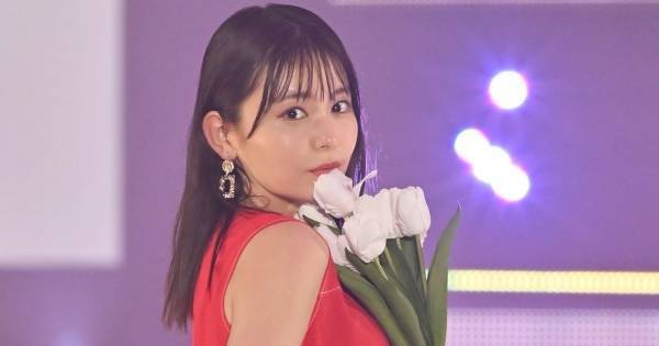 久間田琳加、ノースリワンピで二の腕見せ　“花”を手にランウェイ