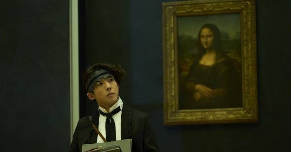 高橋一生、名画『モナ・リザ』前で談笑　日本映画2例目ルーヴルロケの裏側