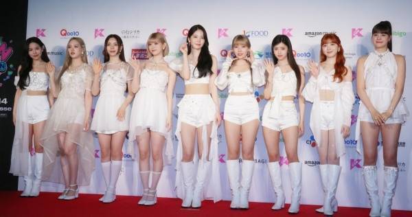 NiziU、美脚あらわな白衣装で魅了 「KCON JAPAN」レッドカーペットに登場