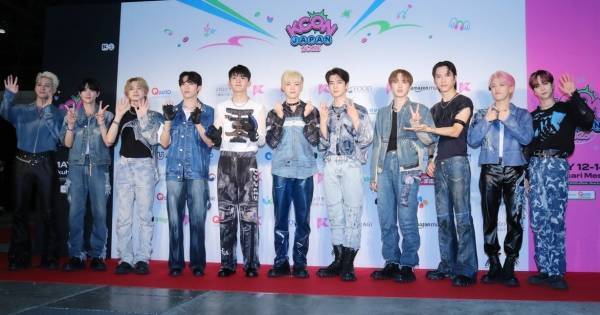 INI、デニムコーデで「KCON JAPAN」レッドカーペットに登場! キュートなポーズも