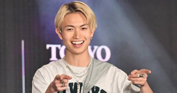 綱啓永、さわやかなホワイトコーデで「KCON×TGC」出演　ウインク×裏ピースも