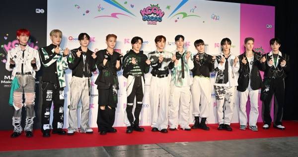 JO1、「KCON JAPAN」レッドカーペットに登場! 鶴房汐恩が流暢な韓国語を披露