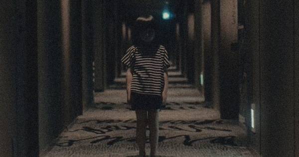 充血した瞳で少女・さなが襲いかかる、クレーム殺到の“怖すぎ”映像! 新キャストのヒントも