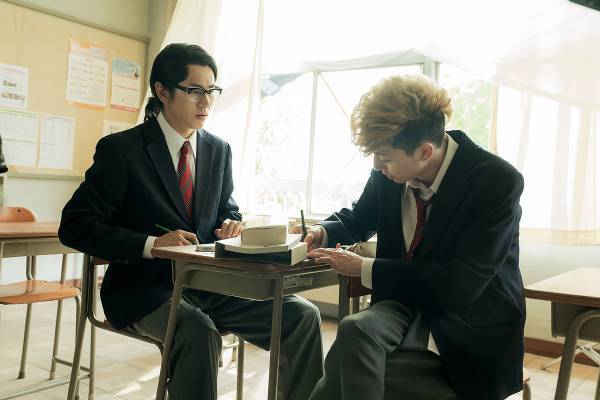 金髪リーゼントの千冬(高杉真宙)とメガネ姿の場地(永山絢斗)、乱闘や“ペヤング”名シーン映像