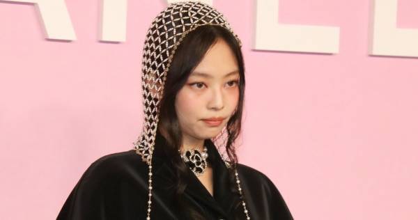BLACKPINKジェニー、美スタイル際立つコーデでシャネルのショーに来場