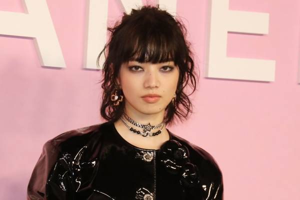 小松菜奈、鼻ピアス×レザーコーデでクールに　シャネルのショーに来場