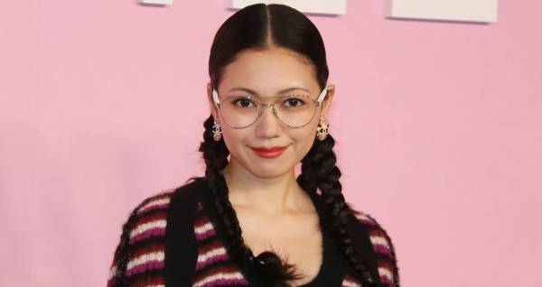 二階堂ふみ、ミニ丈で美脚披露　三つ編みヘアでキュートに