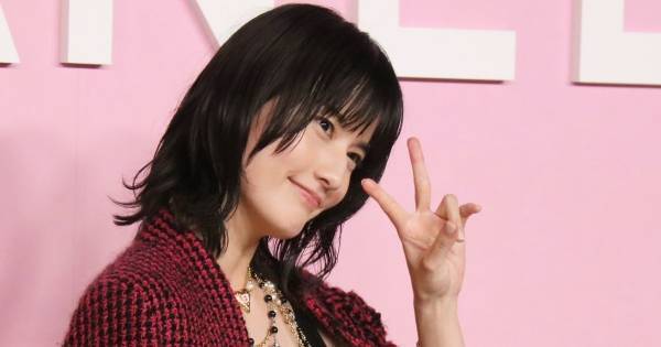 橋本愛、“ピンク×ブラック”シャネルのセットアップまとい笑顔