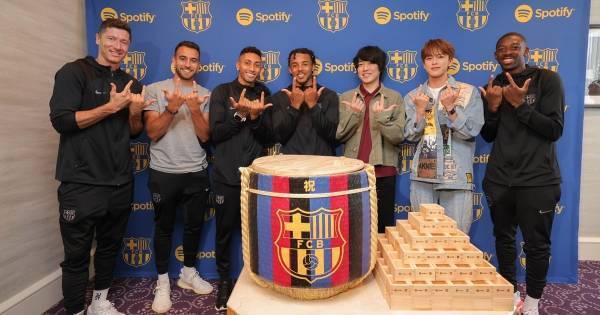 JO1河野純喜&フジファブリック山内総一郎、FCバルセロナ選手と鏡開き