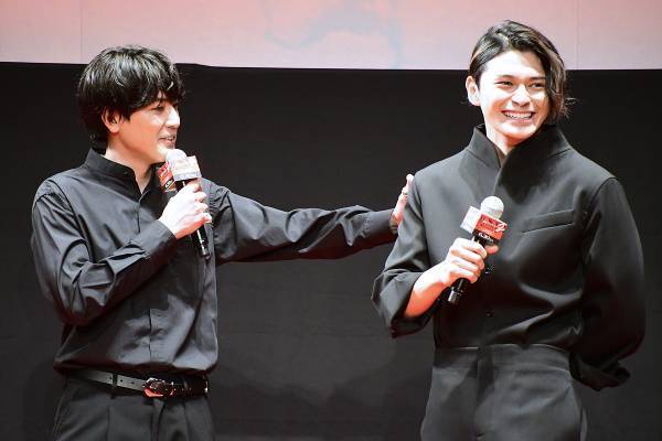 眞栄田郷敦の筋肉を、間宮祥太朗が絶賛し「包帯がはち切れそう」話題の的に