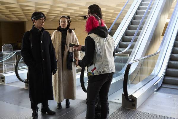 岸辺露伴(高橋一生)＆泉京香(飯豊まりえ)、ルーヴルでファンに囲まれ驚きの行動