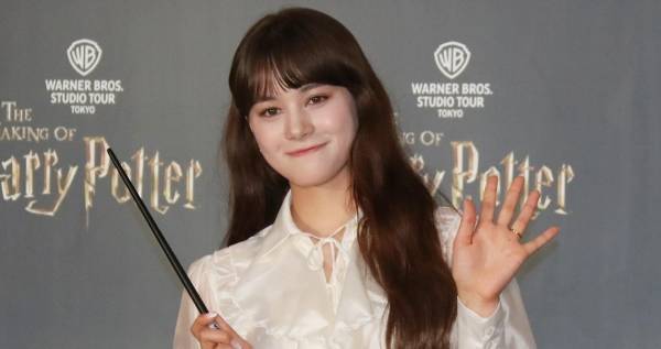 NiziUニナ、ミニ丈衣装で美脚全開 『ハリポタ』新施設の前夜祭イベントに登場