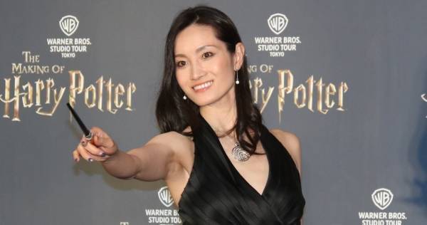 荒川静香、胸元ざっくりドレスで魅了　ハリポタ杖を手に美しいポーズ