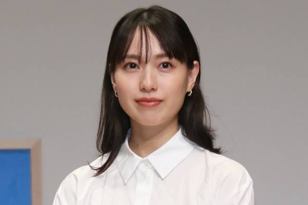 戸田恵梨香、第1子出産後初の公の場　さわやかシャツワンピ姿で笑顔