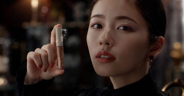 小芝風花、“トランプでシュババババ!”に挑戦　「アイカラーマジシャン」新CM