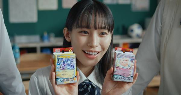 南沙良、制服姿でポケカ楽しむ新CM　学生時代の後悔は「もうちょっと…」
