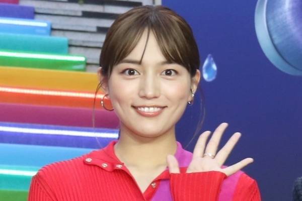 川口春奈、“火の女の子”イメージさせる赤ワンピ姿で登場　ピクサー声優初挑戦「幸せ」