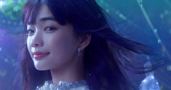 見上愛、マーメイドのように海底で優雅に舞う「ゆったりとしなやかに」