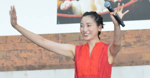 杏、仏移住後初イベントでサプライズ登場『キングダム』紫夏の姿に山崎賢人も号泣