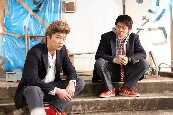 田中圭、金髪リーゼントで暴れまわる!? 岸優太を諭し頼れる姿も　映画『Gメン』