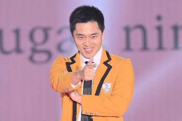 大阪府の吉村知事、まさかの関コレ登場「一線越えた気がします」 制服コスプレにご満悦