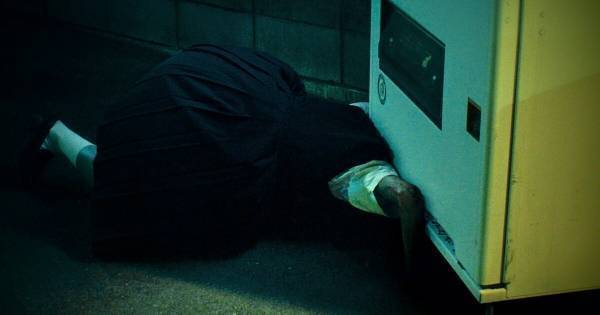 佐野玲於、深夜の自販機で少女の恐ろしい姿に戦慄…『ミンナのウタ』恐怖映像