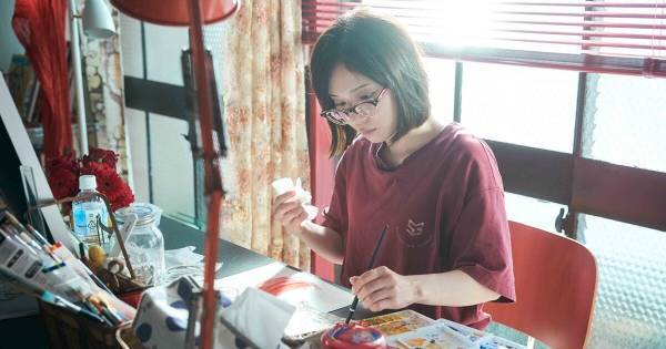 松岡茉優が一心不乱に筆を動かし、窪田正孝は佐藤浩市と熱いハグ　『愛にイナズマ』場面写真