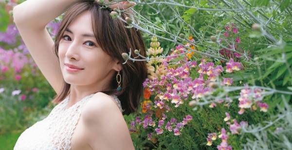 北川景子、本人希望でアクリルスタンドも　カレンダー＆20周年記念グッズ発売