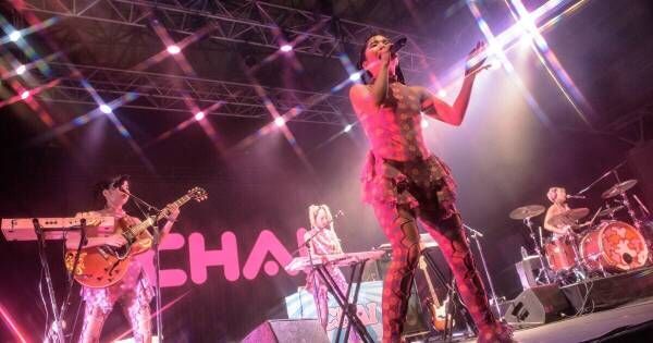 4人組ガールズバンド・CHAI、サマソニで観客魅了　「PARA PARA」ライブ初披露