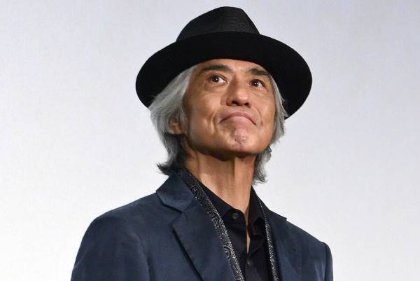 佐藤浩市、舞台挨拶で小澤征悦が喜んだ“浩市ラブ”うちわに「よく見つけたね」