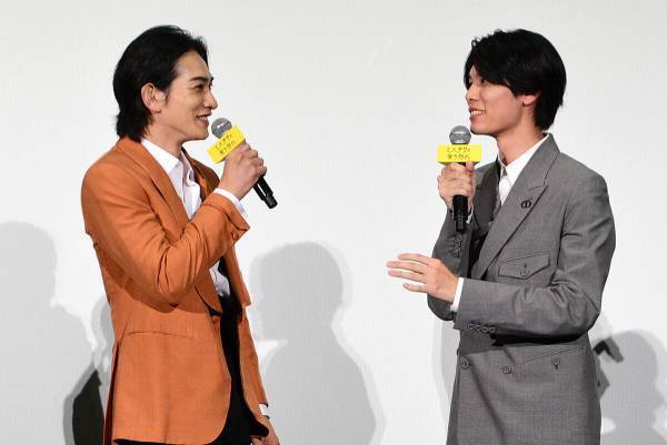 町田啓太、萩原利久から顔を見て笑われ「なんで?」ダチョウ話の盛り上がりが「走馬灯のように…」