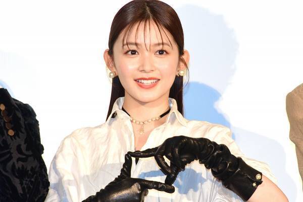 久間田琳加、透け感白シャツで爽やかに登場! 小学校の同級生とまさかの再会