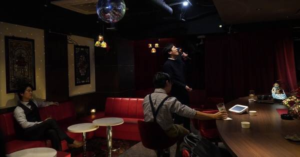 二宮和也、スナックで親友2人を前にカラオケ熱唱!? 『アナログ』場面写真