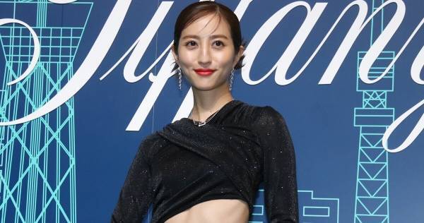 堀田茜、引き締まったウエスト披露　タイトなドレスで美スタイル際立つ