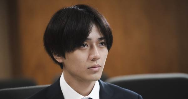 永瀬廉、容疑者・杉咲花の弁護士として法廷へ　被害者・北村匠海がナイフを手に…『法廷遊戯』