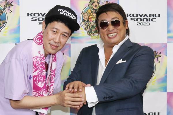 ロバート秋山扮する“アジアスター”ペリー・キーがコヤソニ登場 「ベリーエキサイティング!」とご満悦