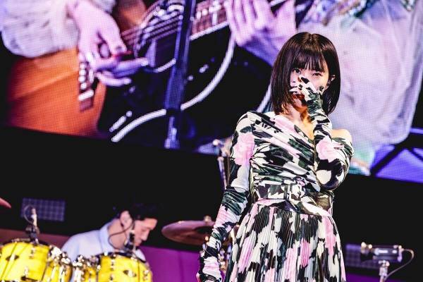 アイナ・ジ・エンド、コヤソニで熱唱　ジェニーハイとコラボ「すごくうれしい」