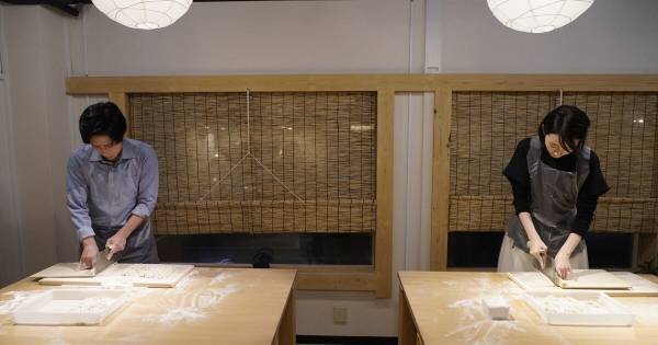 二宮和也＆波瑠、スマホに頼らず蕎麦打ちデート　映画『アナログ』本編映像