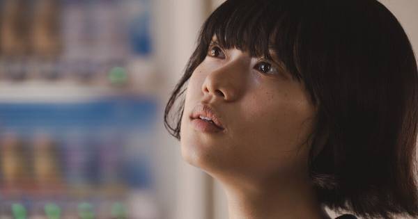 杉咲花、セーラー服姿で空虚な視線…謎に包まれた女性の壮絶な半生を体現