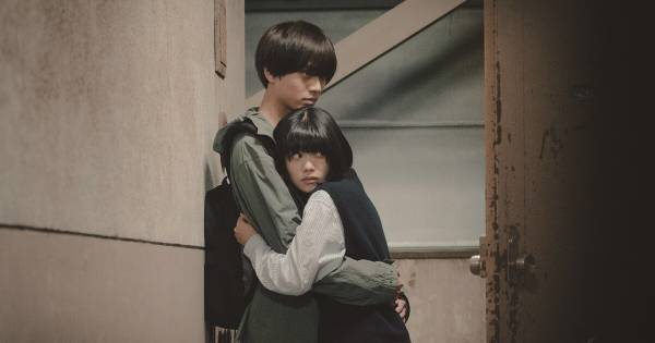 杉咲花、駆け付けた永瀬廉に抱きつき恐怖の表情　『法廷遊戯』場面写真