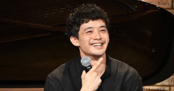 池松壮亮、ほろ酔いでイベントに登場「酔いが回っています」ピアノ演奏促されタジタジ