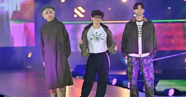 56歳・武田真一アナ、ガルアワで人生初ランウェイ　OWV浦野秀太＆中川勝就と登場