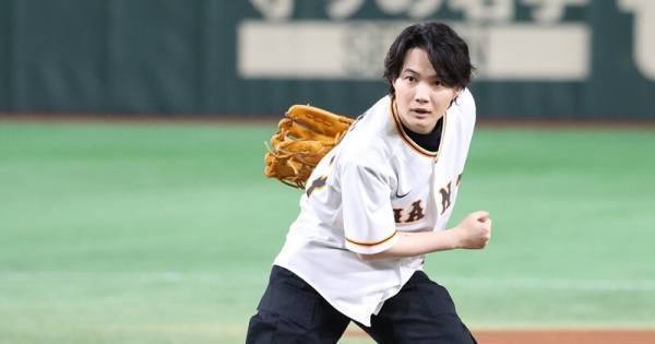 神木隆之介、子役時代から18年ぶりの始球式は「95点!」サイドスローで力強い投球見せる