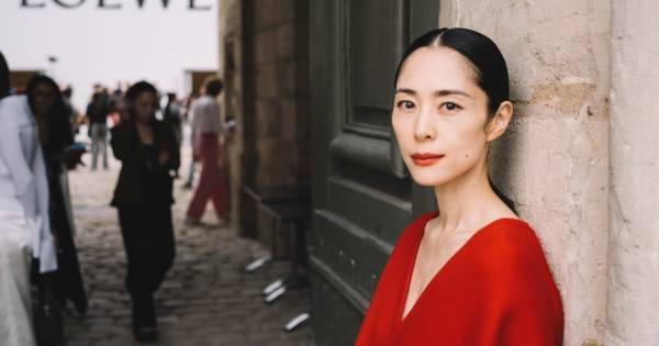 深津絵里、赤のドレスで美脚披露　パリコレ招待には驚き「私とは無縁の世界だと…」