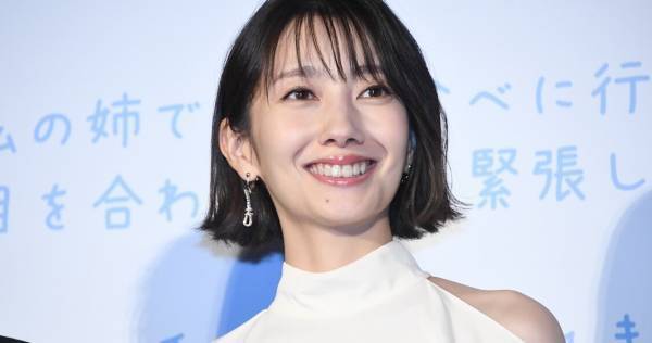 波瑠、爽やかな白ドレス姿で艶やか肩見せ　桐谷健太に疑いの眼差し「怪しいなぁ」