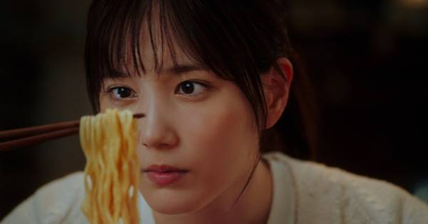 本田翼、30歳を超えて辿り着いた快適な自宅…ソファの隙間から「スマホの充電コード」