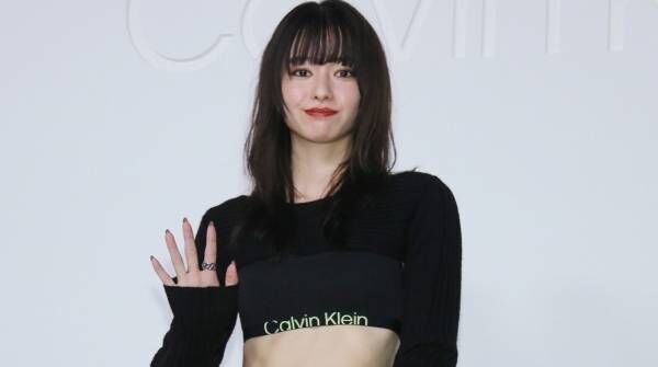 山本舞香、見せブラコーデで鍛え上げた美腹筋を披露