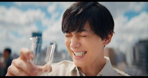 吉沢亮、ビールを爽やかに飲む　「スーパードライ ドライクリスタル」新CM