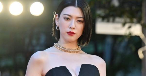 三吉彩花、美スタイル際立つ黒ドレスで魅了　想像以上の階段に「ドキドキ」
